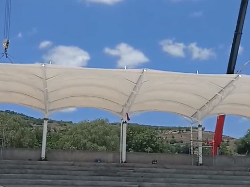 膜結構看臺吊裝完成